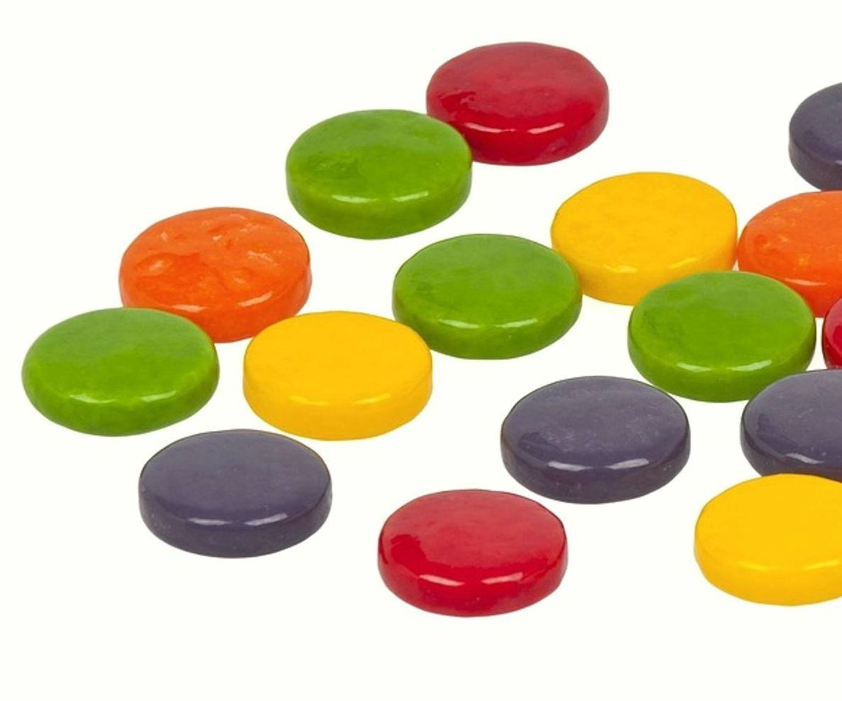 Vitrinas llenas de bombones de chocolate y golosinas artesanales